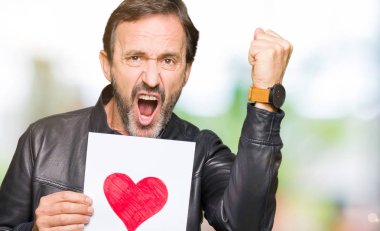Yakışıklı orta yaş erkek holding kağıt kırmızı kalp ile öfke, çılgın ve yükseltilmiş eliyle diye bağıran rahatsız ve hayal kırıklığına uğramış öfke kavramı bağırarak