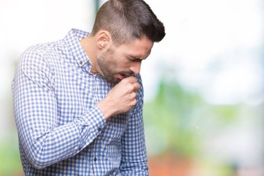 Yakışıklı delikanlı duygu hasta ve soğuk veya bronşit için semptom olarak öksürük izole arka plan üzerinde. Sağlık kavramı.