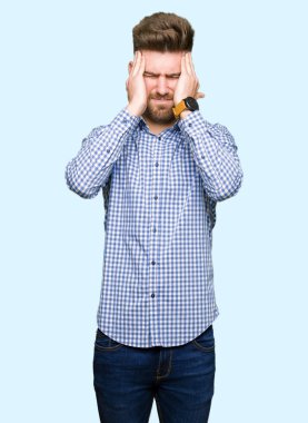Genç yakışıklı bussines adam çünkü umutsuz ve stresli baş ağrısı acı acı ve migren. Ellerini kafasına.