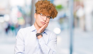 Genç yakışıklı iş adamı düşünme seyir yorgun ve çapraz kolları olan depresyon sorunları ile sıkılmış gözlüklü afro ile.