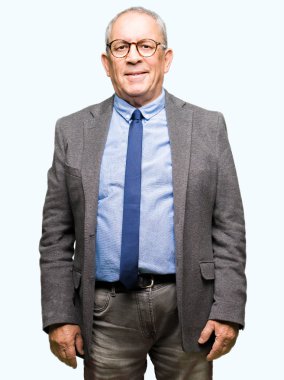 Yakışıklı üst düzey businesss gözlük adam ve yüzünde ciddi bir ifade ile kravat. Basit ve doğal kameraya bakıyor.