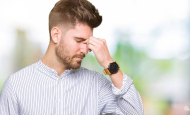 Yakışıklı delikanlı burun ve göz yorgunluğu ve baş ağrısı duygu sürtünme yorgun. Stres ve hayal kırıklığı kavramı.