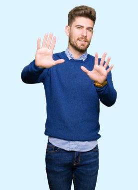 Genç yakışıklı bussines çerçeve kullanarak el avuç içi ve parmaklar, kamera perspektif yapıyor gülen adam