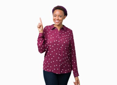 Güzel genç Afrikalı-Amerikalı kadın ve kendinden emin ve mutlu gülümseyerek süre parmak numaralı yukarıyı gösteren izole arka plan üzerinde kafa eşarp.