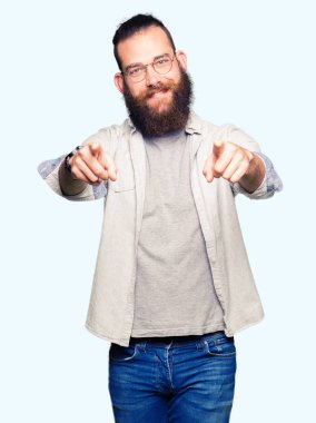 Giyen genç sarışın adam işaret sen ve parmaklarıyla, kameraya gülümseyen pozitif ve neşeli gözlük