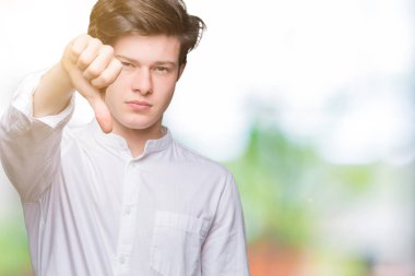 Mutsuz ve kızgın ret gösterilen ve başparmak aşağı hareketi ile negatif seyir izole arka plan üzerinde genç yakışıklı iş adamı. Kötü ifade.