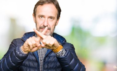 Orta yaş yakışıklı adam giyen kış ceket ret ifade geçiş parmakları eksi işareti yapıyor