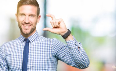 Yakışıklı iş adamı kravat gülümseyen ve kendine güvenen el ile boyutu işareti yaparken parmak görünümlü ve kamera bakıyor. Ölçü kavramı.