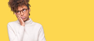 Güzel genç Afro-Amerikan kadın seyir yorgun ve bıkkın ile depresyon sorun Çapraz kollar ile izole arka plan düşünme üzerinde gözlük.