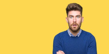 Genç yakışıklı bussines adam korkuyor ve sürpriz ifade, korku ve heyecan yüz ile şok.