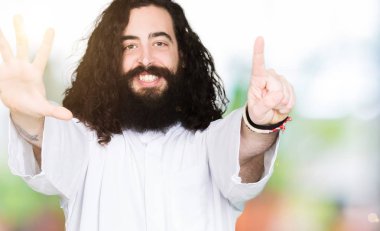 Gösterilen ve parmakları ile işaret İsa Mesih giyinen adam kendinden emin ve mutlu gülümseyerek süre 6 numara.