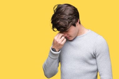 Üzerinde kış kazak giyen genç yakışıklı adam arka plan duygu yorgunluk ve baş ağrısı gözleri ve burun sürtme yorgun izole. Stres ve hayal kırıklığı kavramı.