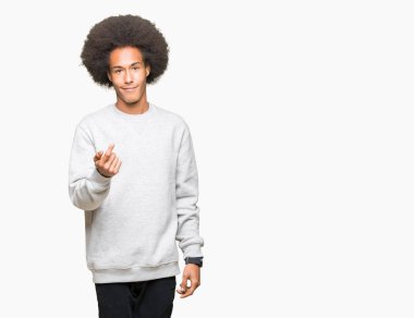 Genç African Amerikan adam ile afro saç giyen sportif Sweatshirt beckoning burada el ile jest gelmek mutlu ve gülümseyen davet