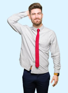 Genç yakışıklı iş adamı şaşırtmak ve soru hakkında merak ediyorum. Şüphe, kafasına el ile düşünme ile belirsiz. Dalgın kavramı.