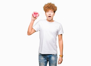 Yakışıklı delikanlı kalp kutu Sevgililer günü hediyesi olarak bir sürpriz yüz, korkuyor ve heyecanlı korku ifadesi ile şok korkmuş holding