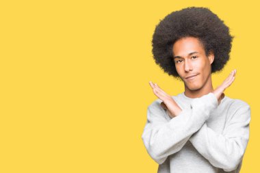 Afro saçlı genç afro-amerikan adam sportif sweatshirt giyen Reddi ifade geçen silah olumsuz işaret yapıyor, kızgın yüz
