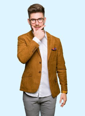 Genç yakışıklı iş adamı olduğuna emin çapraz kollar ve çeneme kaldırdı el ile gülümseme ile kameraya bakıyor. Pozitif düşünce.