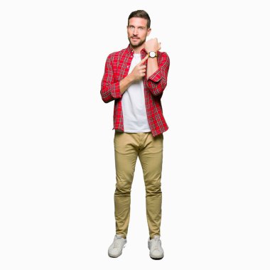 Yakışıklı adam acele işaretleme izlemek için zaman, sabırsızlık, üzgün ve kızgın son tarih gecikme için rahat gömlek giymiş