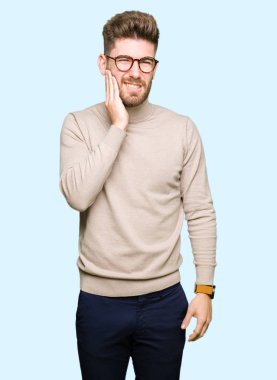 Diş ağrısı veya dişlerde dişlerle ilgili hastalık nedeniyle ağız acı ifadesi ile el ile dokunmak gözlüklü genç yakışıklı iş adamı. Diş hekimi kavramı.