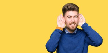 Genç yakışıklı bussines iki eliyle kulak jest, dedikodu için meraklı üzerinde duymak çalışıyorum dostum. İşitme sorunu, sağır