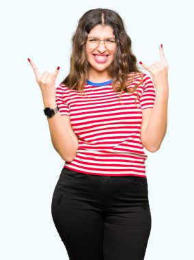 Deli ifade rock simge elle yapıyor ile bağırarak gözlüklü genç güzel kadın. Müzik yıldızı. Ağır kavramı.