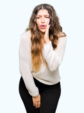 Kötü amaçlı konuşma konuşma fısıldayan beyaz kazak el gizli söylenti söylüyor dudaklarından giyen genç güzel kadın