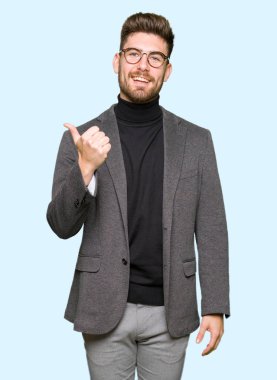 Hareketi el ile mutlu yaşasın yapıyor gözlüklü genç yakışıklı iş adamı. Kameraya bakarak başarı gösteren ile ifade onaylama.