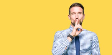 Yakışıklı iş adamı kravatlı dudaklar parmak ile sessiz olmak isteyen. Sessizlik ve gizli konsept.