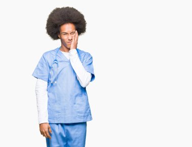 Genç African Amerikan Doktor adam ile afro saç dokunmadan ağız ile el ağrılı ifade nedeniyle diş ağrısı veya diş hastalığı dişler üzerinde. Dişçi konsepti.