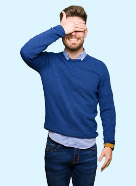 Genç yakışıklı bussines gülümsüyor ve gözleri için sürpriz kapsayan yüz el ile gülüyor dostum. Kör kavramı.