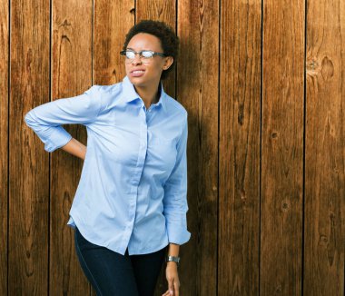 Genç güzel Afro-Amerikan iş kadını izole üzerinde arka plan geri el ile kas ağrısı dokunmadan acı sırt ağrısı,