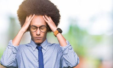 Çünkü baş baş ağrısı için üzerinde el ile gözlük takan afro saçlı genç Afro-Amerikan iş adamı stres. Migren muzdarip.