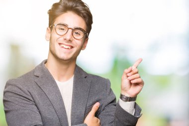 Genç iş adamı gözlük izole üzerinde işaretleme için reklam, ciddi ve sakin yüz gösterilen yan el parmak ile arka plan