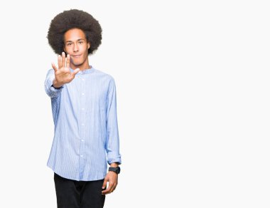 Stop yapıyor afro saçlı genç Afro-Amerikan adam elin avuç ile şarkı. Negatif ve ciddi bir jest yüz ifadesiyle uyarı.