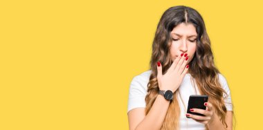 Hata için ifade korku, utanç ile şok el ile Smartphone kapak ağız kullanan Genç Yetişkin kadın sessizce, gizli kavramı korkuttu