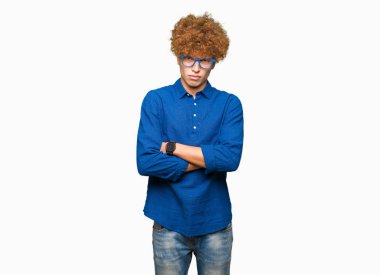 Yakışıklı genç afro saçlı mavi gözlük şüpheci ve sinir, onaylamayan ifade yüz çapraz kollu giyiyor. Negatif kişi.