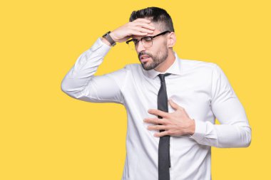 Üzerinde gözlük takan genç yakışıklı iş adamı izole arka plan hastalık ve ateş, grip ve soğuk, virüs hasta için alın dokunmadan