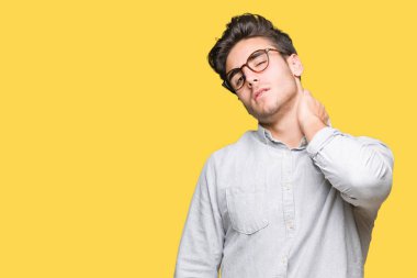 Genç yakışıklı adam gözlük izole üzerinde elle, kas ağrısı boyun dokunmadan acı boyun ağrısı yaralanma, arka plan