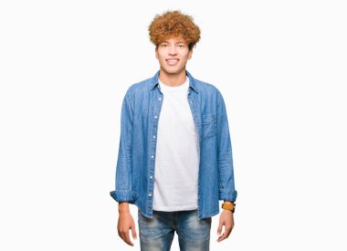 Denim ceket mutlu ve güzel bir gülümseme ile yüzünde afro saçlı Genç yakışıklı adam. Şanslı kişi.