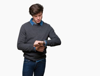 Genç yakışıklı şık erkek kol saati, rahat ve kendinden emin zamanında kontrol izole arka plan üzerinde