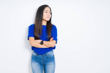 Izole arka plan üzerinde güzel esmer kadın kollarını ile yan bakarak gülümseyerek ikna ve kendinden emin geçti