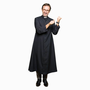 Orta Çağ rahip adam giyen Katolik Robe el ve başparmak ile arka arkasında Işaret, güven gülümseyen