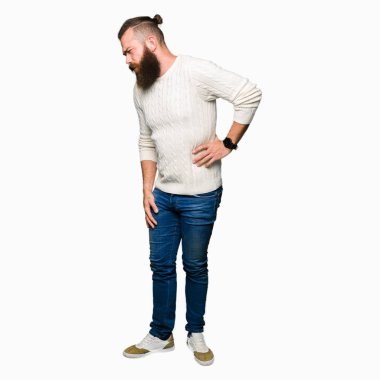 Kış kazak giyen genç hipster adam sırt ağrısı, el ile geri, kas ağrısı dokunmadan, acı