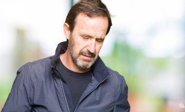 Orta yaş yakışıklı adam çünkü mide üzerinde el ile bir ceket giyen hazımsızlık, ağrılı hastalık hasta hissediyor. Ağrısı kavramı.