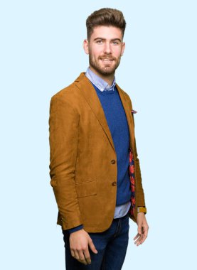 Genç yakışıklı iş adamı uzak tarafına yüzünde, doğal ifade gülümseme ile arıyorum. Kendine güvenen gülüyor.