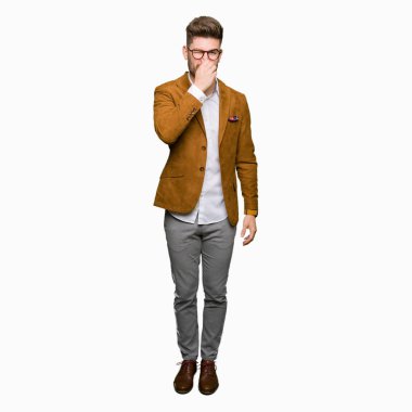 Bir şey pis ve iğrenç kokulu gözlük, dayanılmaz koku, holding nefes parmak ile burun üzerinde giyen genç yakışıklı iş adam. Kötü kokuyor kavramı.