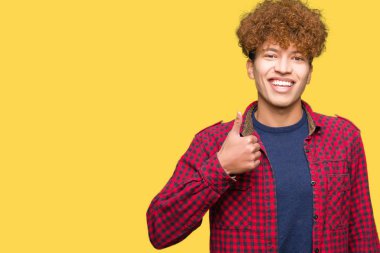 Afro saçlı Genç yakışıklı öğrenci adam el ile jest kadar mutlu thumbs yapıyor bir ceket giyiyor. Başarı göstererek kameraya bakarak ifadeyi onaylama.