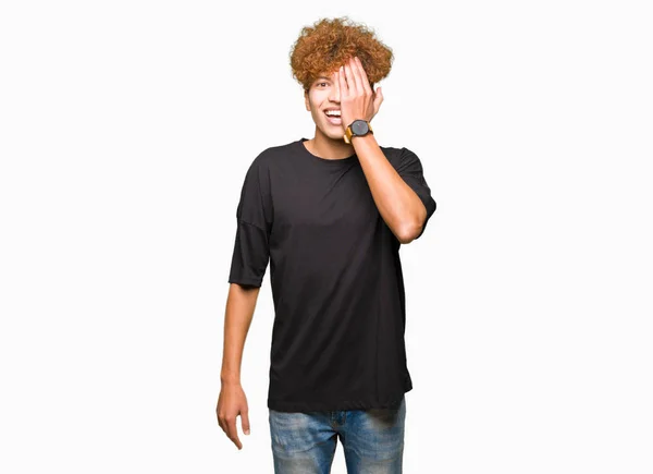 Homem Bonito Jovem Com Cabelo Afro Vestindo Shirt Preta Cobrindo — Fotografia de Stock