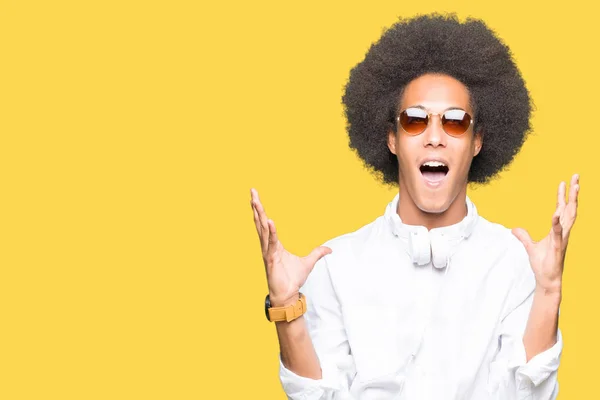 Joven Afroamericano Con Pelo Afro Usando Gafas Sol Auriculares Locos — Foto de Stock