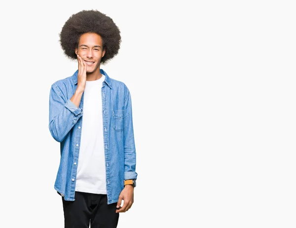 Hombre Afroamericano Joven Con Cabello Afro Tocando Boca Con Mano — Foto de Stock